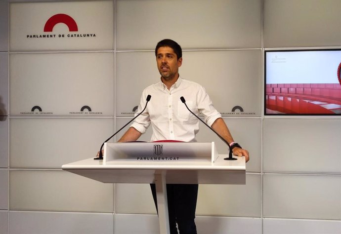 El portavoz de los comuns en el Parlament, David Cid, en rueda de prensa en la Cámara catalana