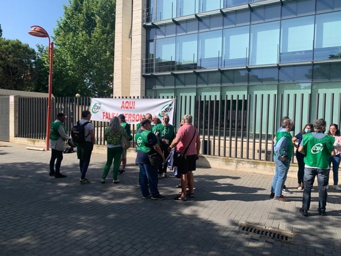 Funcionarios de la Administración General del Estado en la puerta de las oficinas de Lleida del INSS