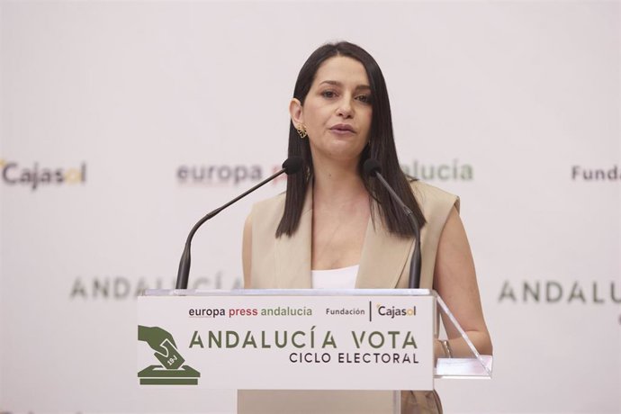La presidenta de Ciudadanos, Inés Arrimadas, durante el encuentro informativo Andalucía Vota Ciclo electoral en la Fundación Cajasol, a 23 de mayo de 2022 en Sevilla (Andalucía, España)