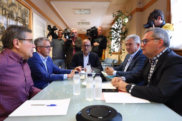 El consejero de Deporte, Felipe Faci, se reúne con representantes institucionales y turísticos del Pirineo para abordar una posible propuesta de Candidatura Olímpica para los Juegos 2030, que el Gobierno de Aragón trasladará próximamente al COE.