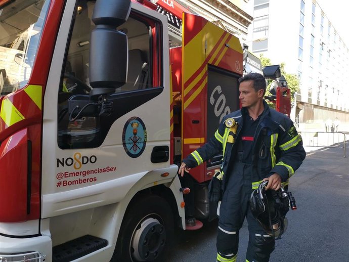 Demostración de los nuevos trajes de bomberos para actuaciones específicas en incendios.