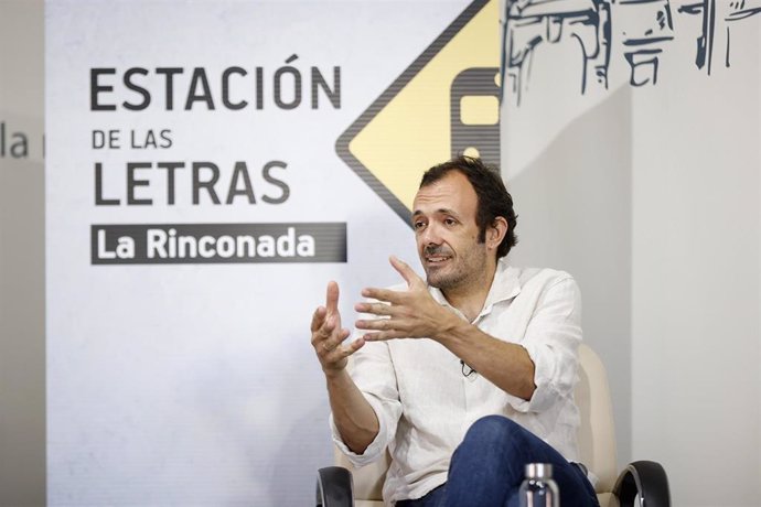 Isaac Rosa presenta en la Estación de las Letras de La Rinconada su novela 'Lugar seguro'.