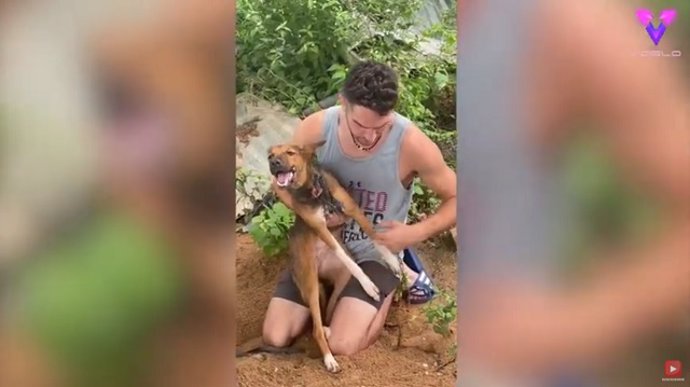 Este hombre rescata a dos perros de una granja de carnicería en Ghana