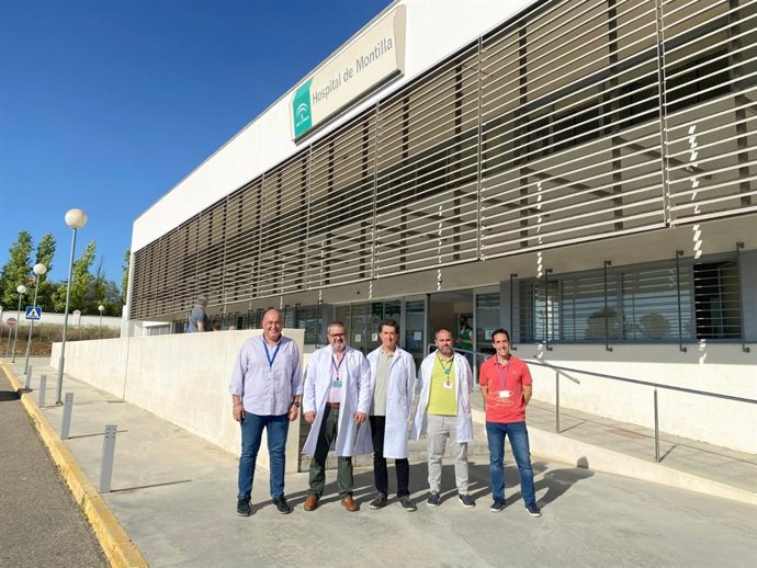 Profesionales sanitarios en el Hospital de Montilla.