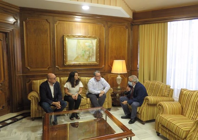 Reunión de representantes del SEMES con Alberto Castillo