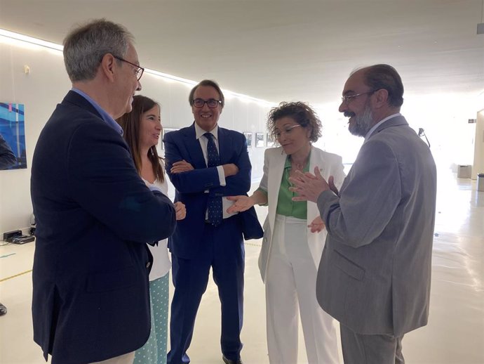 El presidente del Gobierno de Aragón, Javier Lambán, ha visitado la USJ junto con la rectora, Berta Sáez.