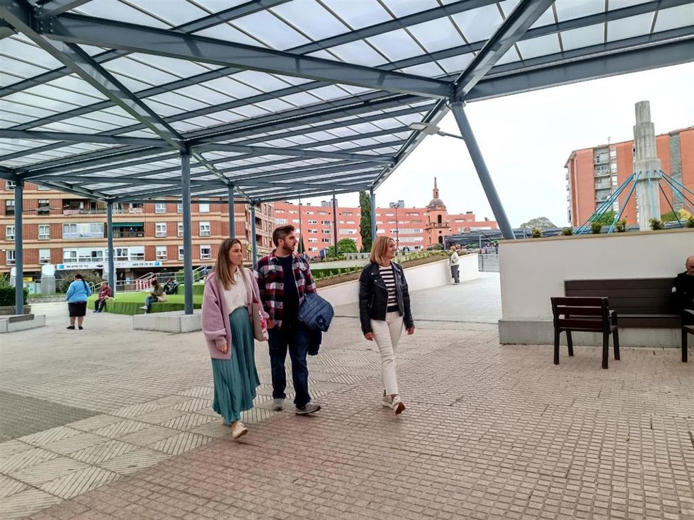 La alcaldesa de Barakaldo, Amaia del Campo, visita la plaza de Cruces tras su remodelación.