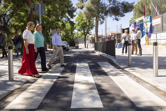 La delegada de Obras y Equipamientos, Paloma García Romero, visita junto al delegado de Medio Ambiente y Movilidad, Borja Carabante, y la concejala de Usera, Loreto Sordo, las obras en el entorno de un colegio en la capital.