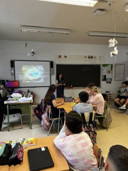 La directora general de Primera Infancia, Innovación y Comunidad Educativa del Govern, Amanda Fernández, entrega un premio a alumnos del CEIP Eleonor Bosch de Santa Margalida.