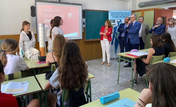 El consejero de Salud, Juan José Pedreño, y la consejera de Educación, Mabel Campuzano, visitaron hoy el Instituto de Enseñanza Secundaria Alfonso X El Sabio de Murcia, donde se llevó a cabo la actividad educativa Drogas: Altacan, que forma parte del 
