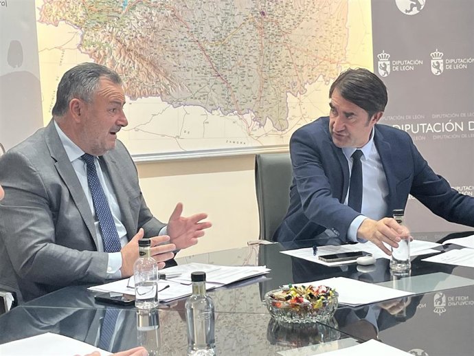 El consejero de Medio Ambiente, Vivienda y Ordenación del Territorio, Juan Carlos Suárez-Quiñones, ha mantenido una reunión de trabajo con el presidente de la Diputación de León, Eduardo Morán.