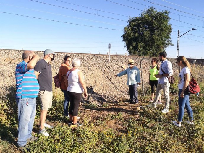 El portavoz de IU-Podemos en el Ayuntamiento de Sevilla, junto a las vías del tren al paso por Bellavista.