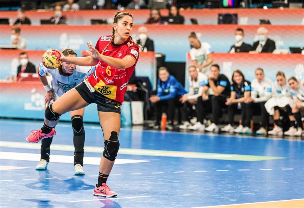 Archivo - Carmen Campos, jugadora de las Guerreras, durante un partido de la selección española de balonmano en el Mundial 2021 