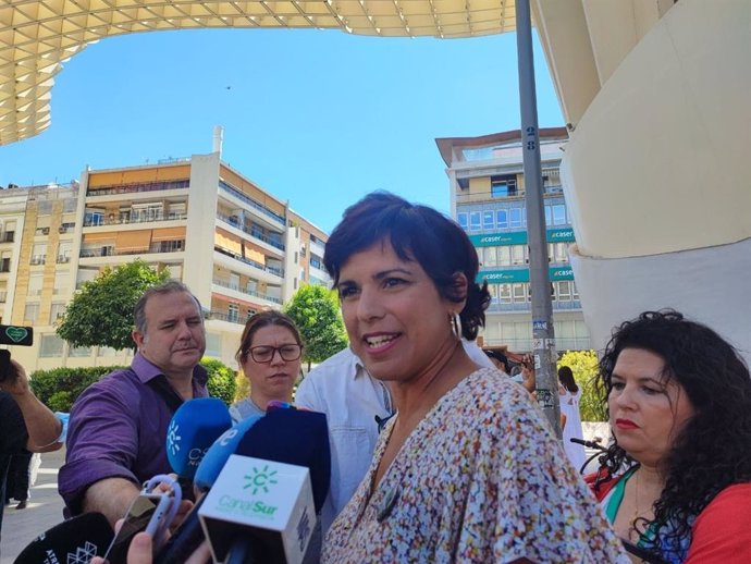 La candidata de Adelante Andalucía a la Junta, Teresa Rodriguez, atiende a los medios en Sevilla.