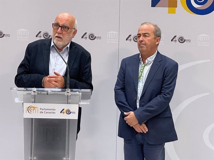 El portavoz del Grupo Parlamentario Sí Podemos Canarias, Manuel Marrero, junto al diputado Francisco Déniz