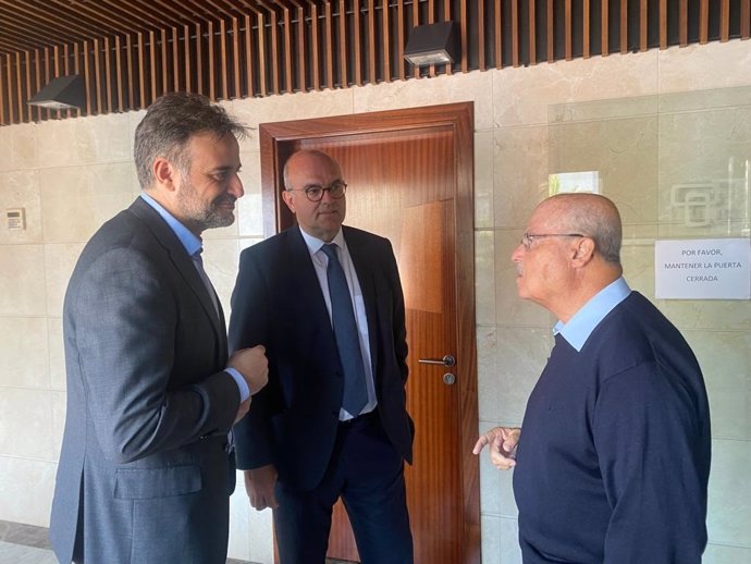 El secretario de Estado de Migraciones, Jesús Perea, junto al delegado del Gobierno en Canarias, Anselmo Pestana, y el director de Casa África, José Segura