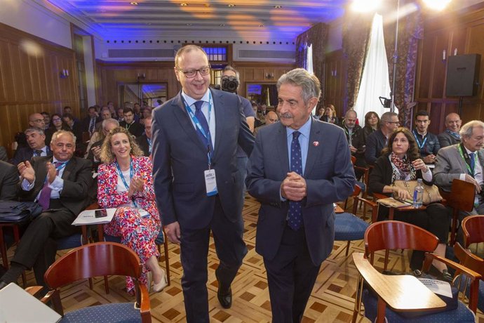 El Presidente De Astic, Marcos Basante, Y El Presidente De Cantabria, Miguel Ángel Revilla, En La Apertura De La Asamblea Nacional De La Asociación Del Transporte Internacional Por Carretera