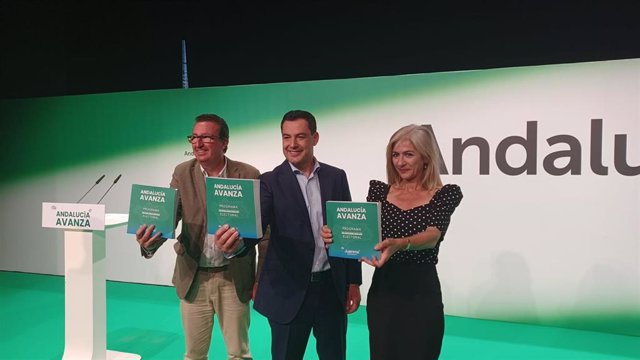 El presidente provincial del PP, Manuel Andrés González, el presidente de la Junta y candidato a la reelección, Juanma Moreno, y la consejera de Cultura y coordinadora general del programa, Patricia del Pozo, este viernes en Huelva.