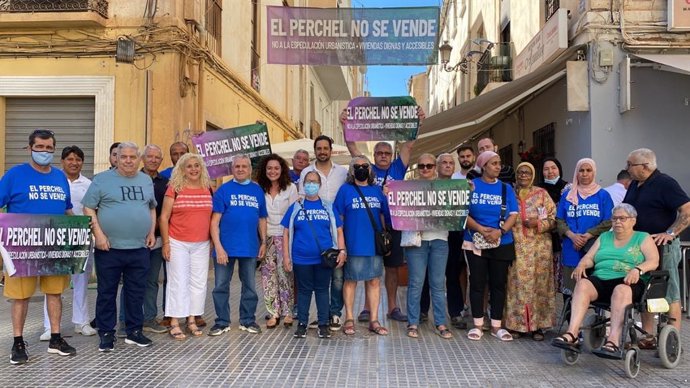 La candidata de Por Andalucía a la Presidencia de la Junta de Andalucía, Inmaculada Nieto,  en un encuentro con representantes de 'El Perchel no se vende' en Málaga