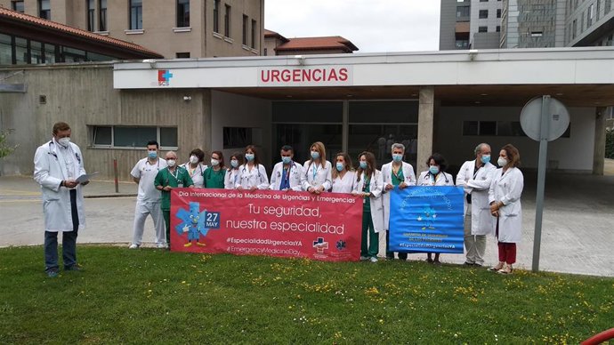 Profesionales del Hospital de Valdecilla se concentran para reclamar una especialidad en Urgencias.