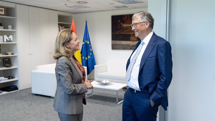La vicepresidenta primera del Gobierno y ministra de Asuntos Económicos, Nadia Calviño, se reúne con el fundador de Microsoft, Bill Gates, en Madrid este viernes 27 de mayo.