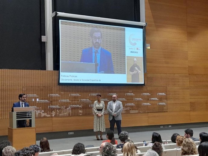 La presidenta Chivite y  el presidente de la Sociedad Española de Evaluación de Políticas Públicas (SEE), Daniel Catalá, durante el acto
