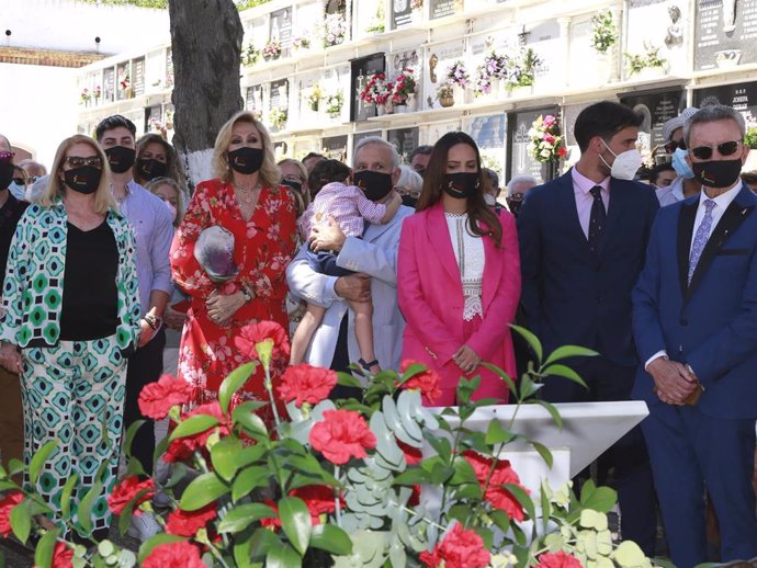 Archivo - La familia de Rocío Jurado, frente al mausoleo de la artista hace justo un año