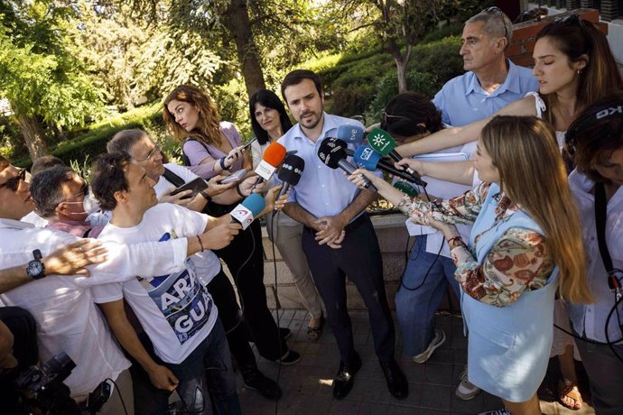 El ministro de Consumo, Alberto Garzón, atiende a la prensa después del encuentro con representantes de las distintas organizaciones sociales y vecinales que componen la Mesa ciudadana del Distrito Norte de Granada por la luz. 