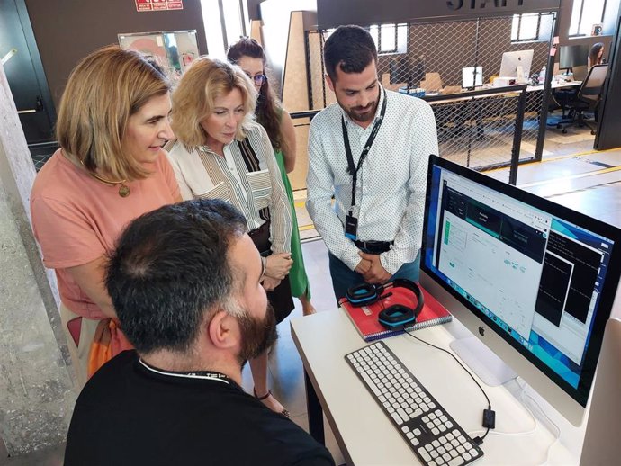 La consejera de Empleo, Formación y Trabajo Autónomo, Rocío Blanco, acompañada por la delegada de Empleo, Carmen Sánchez Sierra, visita 42 Málaga