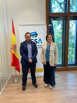 El alcalde de Paracuellos de Jarama, Jorge Alberto Campos, junto a la directora general de la Agencia Estatal de Seguridad Aérea, Montserrat Mestre.
