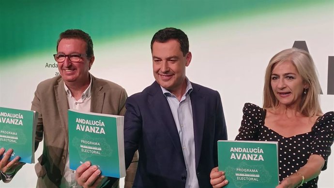 El presidente provincial del PP, Manuel Andrés González, el presidente de la Junta y candidato a la reelección, Juanma Moreno, y la consejera de Cultura y coordinadora general del programa, Patricia del Pozo, este viernes en Huelva.