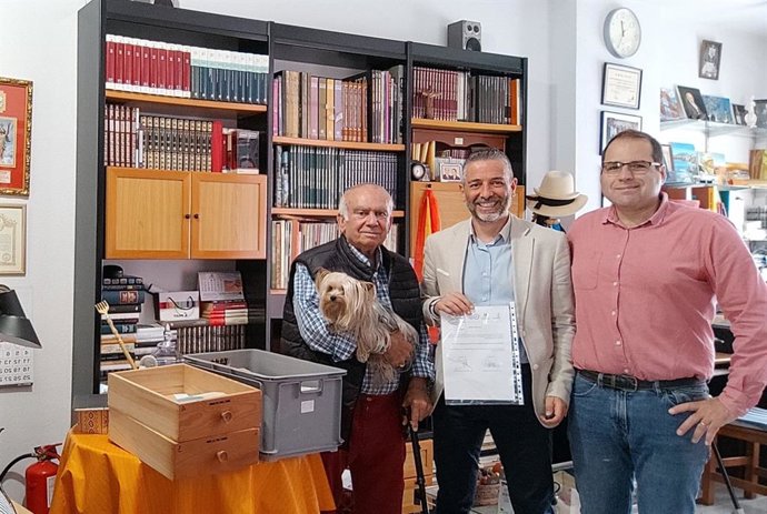 El fotógrafo Francisco García dona al Museo de Nerja material fotográfico que recoge acontecimientos de la localidad desde 1977