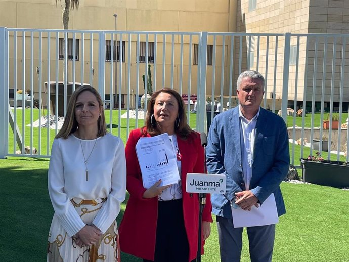 Crespo junto a Maribel Sánchez y Juan de la Cruz Belmonte en el Hospital Materno-Infantil