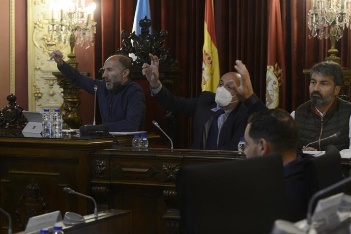 El alcalde de Ourense, Gonzalo Pérez Jácome (1i), interviene durante un pleno en el Concello de Ourense, a 6 de mayo de 2022, en Ourense, Galicia (España). El PSOE ha presentado durante el pleno una moción para condenar la actuación del alcalde y exigir