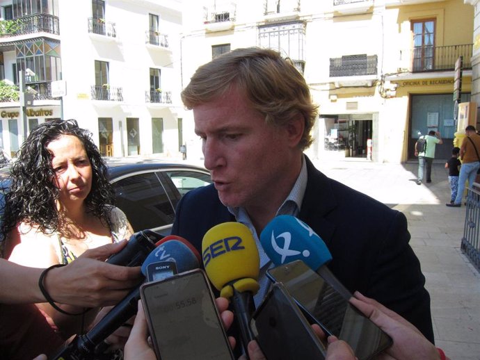 El alcalde de Badajoz, Ignacio Gragera, en declaraciones a los medios de comunicación en Badajoz