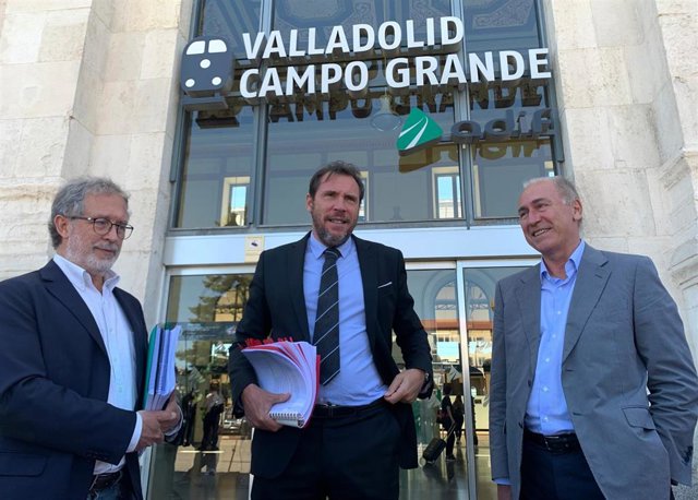 De izda a dcha: el concejal de Planeamiento Urbanístico y Vivienda de Valladolid, Manuel Saravia; el alcalde, Óscar Puente; y el director general de la SVAV, Antonio Gato.