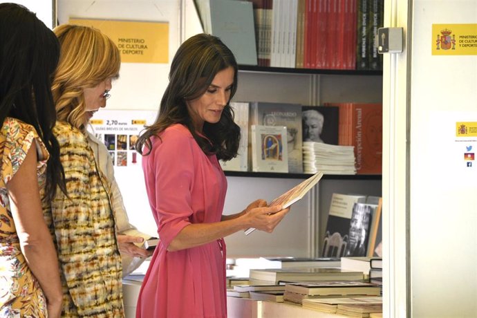 La Reina Letizia visita uno de los expositores durante la inauguración de la 81 edición de la Feria del Libro, a 27 de mayo de 2022, en Madrid (España).