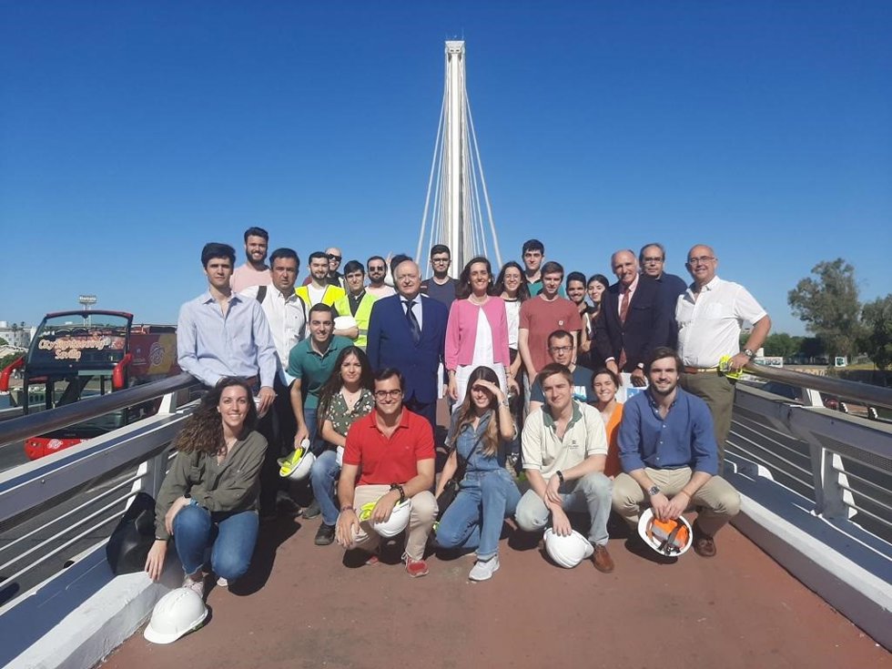 Alumnos de la Escuela de Ingeniería Civil de la US, en el puente del Alamillo.