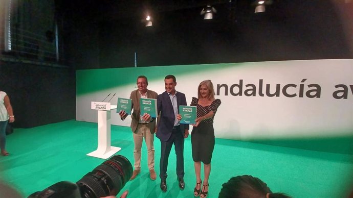 Imagen de este viernes de la presentación del programa del PP para las elecciones andaluzas de 19 de junio, con el candidato a la reelección, Juanma Moreno, en el centro de la imagen.