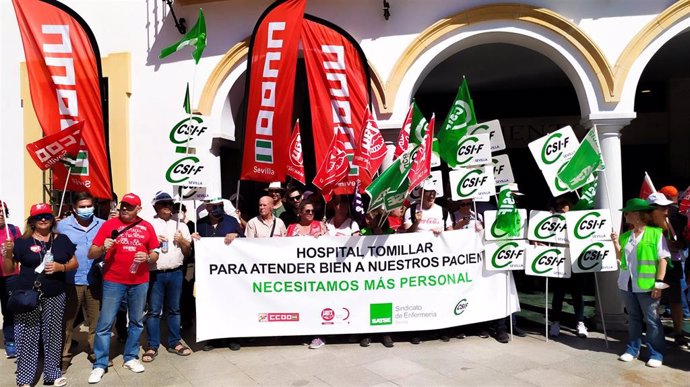 Marcha a pie de los sindicatos para reclamar más personal para el servicio de Medicina Interna del Hospital El Tomillar.