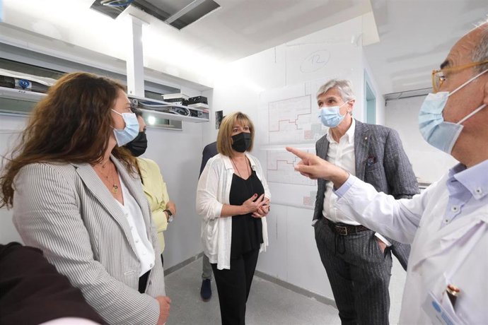 La alcaldesa de L'Hospitalet de Llobregat, Núria Marín, y el conseller de Salud de la Generalitat, Josep Maria Argimon