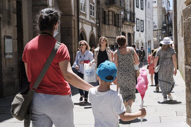 Varias mujeres y un niño, con algodón de azúcar, pasean durante las Fiestas de la Ascensión, a 26 de mayo de 2022, en Santiago de Compostela, A Coruña, Galicia, (España). 