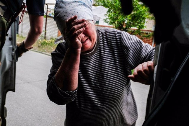 Una mujer llora tras despedir a su hija en Severodonetsk