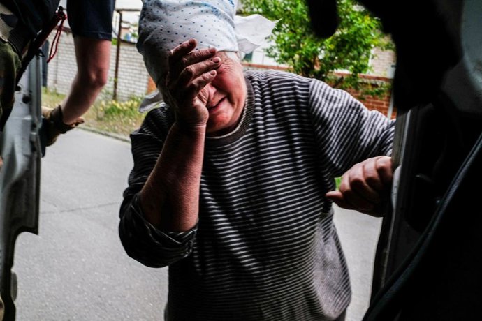 May 25, 2022, Severodonetsk, Ukraine: A woman cries while saying goodbye to her daughter who boarded an evacuation van. Severodonetsk, the largest city under Ukrainian control in Luhansk province, has come under intense artillery and missile strikes fro