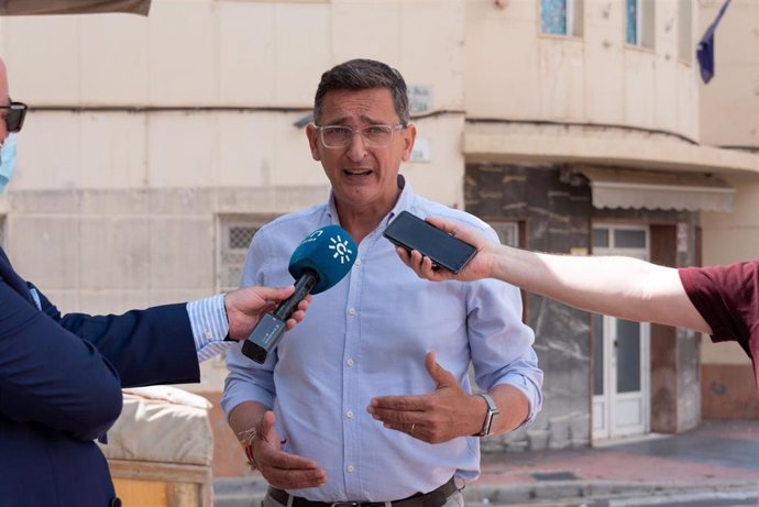 El candidato del PSOE por Almería José Luis Sánchez Teruel atiende a los medios frente al hospital de la Cruz Roja.