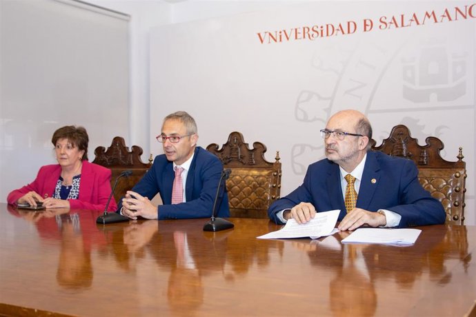 La Secretaria General De La USAL, Josefa García Barrado; El Rector, Ricardo Rivero; Y El Vicerrector De Ordenación Académica Y Profesorado, David Díez, De Izquierda A Derecha.