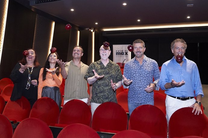 Carmen Ledesma, Alessandra García, Daniel Doña, Ángel Calvente, Antonio Banderas y Javier Banderas. En el Teatro del Soho