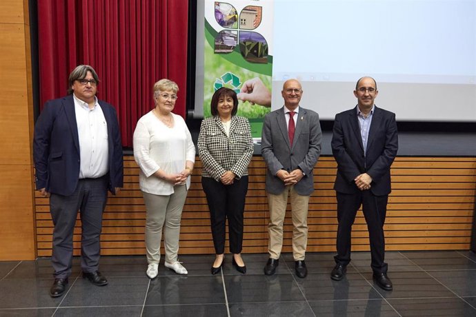 El gerente de la Mancomunidad de Ribera Alta, Miguel Ángel Arrastio; la teniente de alcalde de Falces, Gloria Olcoz; la presidenta de la Mancomunidad de Ribera Alta, Belén Cerdán; el consejero, Bernardo Ciriza; y Fernando Blázquez (Ecoembres).