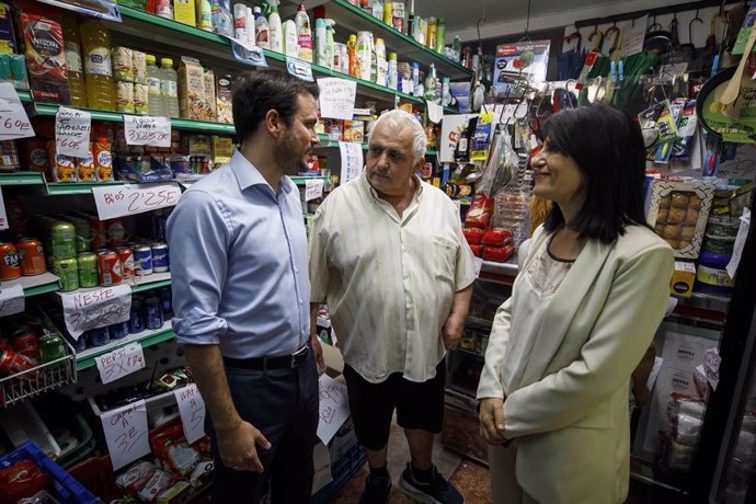 El ministro de Consumo, Alberto Garzón, durante un encuentro con representantes de las distintas organizaciones sociales y vecinales que componen la Mesa ciudadana del Distrito Norte de Granada por la luz. En la Parroquia de La Paz a 27 de mayo del 2022