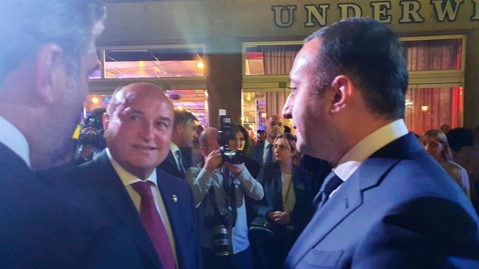 El presidente del Euzkadi Buru Batzar (EBB), Andoni Ortuzar, con el primer ministro de Georgia, Irakli Garibashvili.